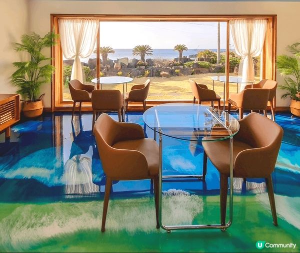 濟州沙灘主題Cafe，入口處地面特別畫上藍色大海，加上濟州s...