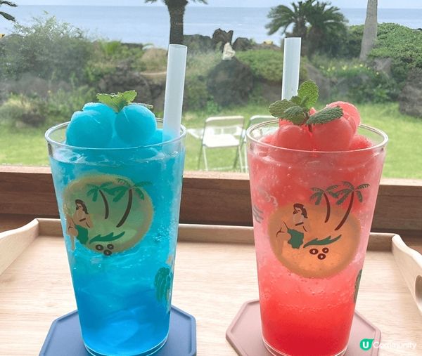 濟州沙灘主題Cafe，入口處地面特別畫上藍色大海，加上濟州s...