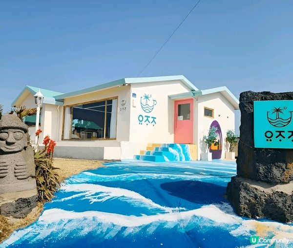 濟州沙灘主題Cafe，入口處地面特別畫上藍色大海，加上濟州s...
