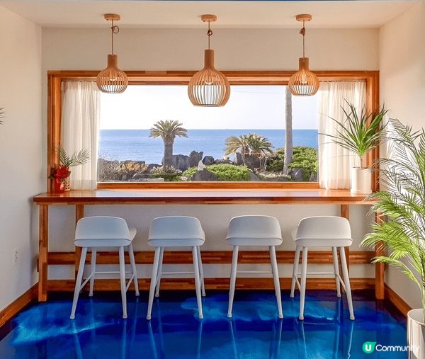 濟州沙灘主題Cafe，入口處地面特別畫上藍色大海，加上濟州s...