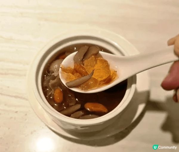 一進門口，便被餐廳內的大大隻招財貓吸引眼球，超有氣派，座位寬...