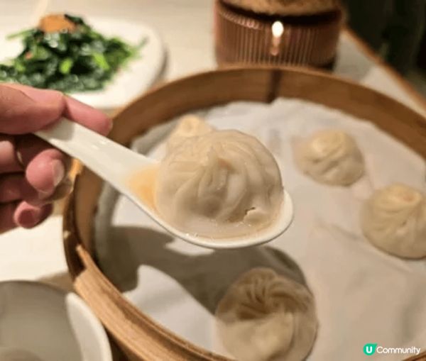 一進門口，便被餐廳內的大大隻招財貓吸引眼球，超有氣派，座位寬...