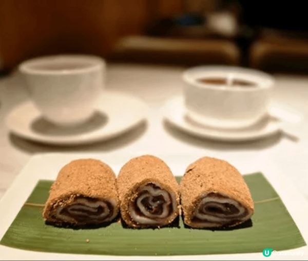 一進門口，便被餐廳內的大大隻招財貓吸引眼球，超有氣派，座位寬...