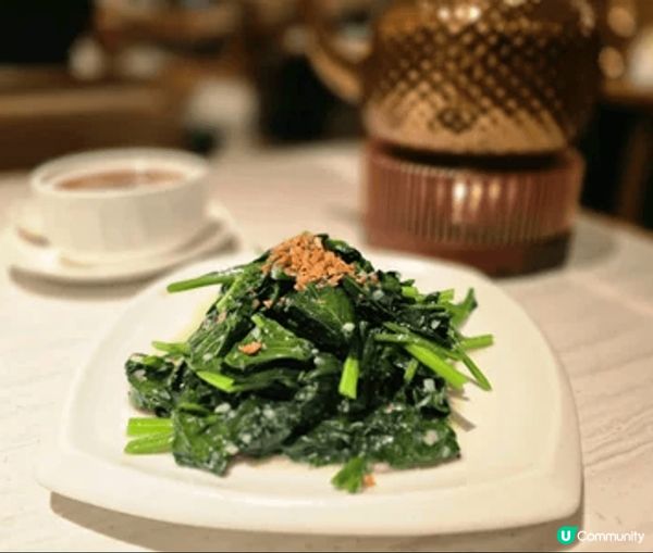 一進門口，便被餐廳內的大大隻招財貓吸引眼球，超有氣派，座位寬...