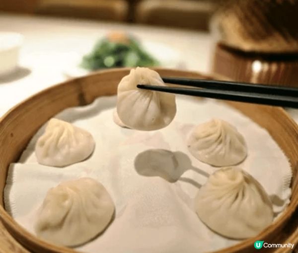 一進門口，便被餐廳內的大大隻招財貓吸引眼球，超有氣派，座位寬...