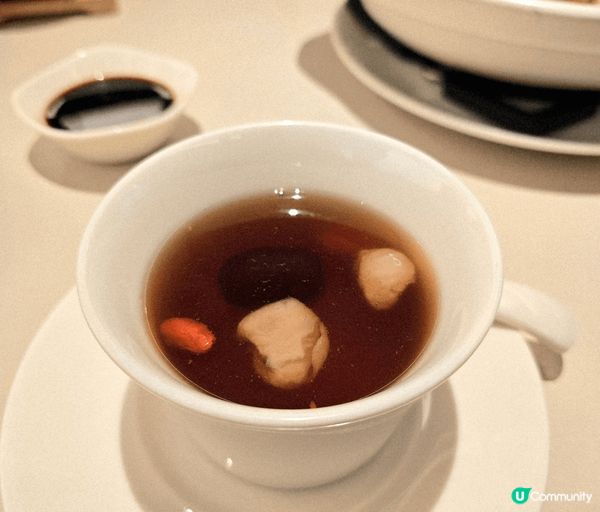 薑汁紅棗燉雪燕，薑汁味香濃，有點辣辣的感覺，碗底還有超多雪燕...