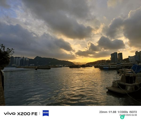 享負盛名的香港維多利亞港，無論日夜，也適合遊人遊覽和打卡