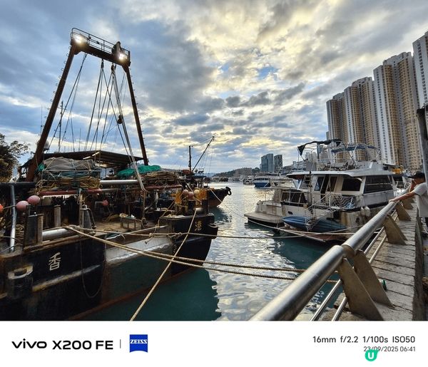 享負盛名的香港維多利亞港，無論日夜，也適合遊人遊覽和打卡