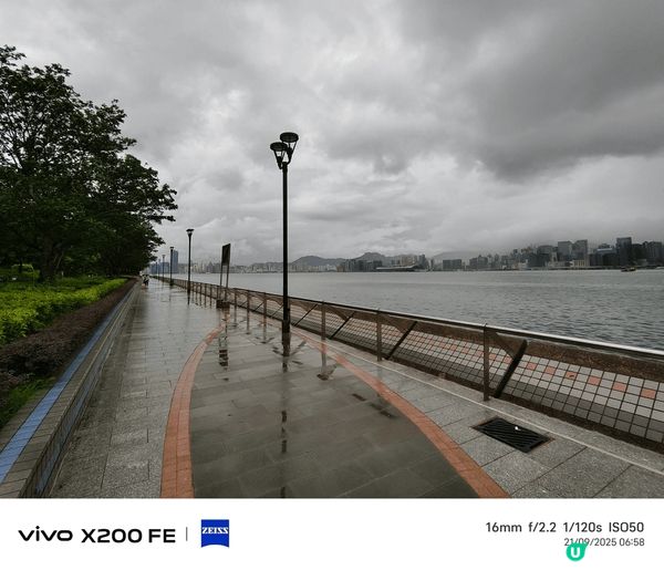 享負盛名的香港維多利亞港，無論日夜，也適合遊人遊覽和打卡