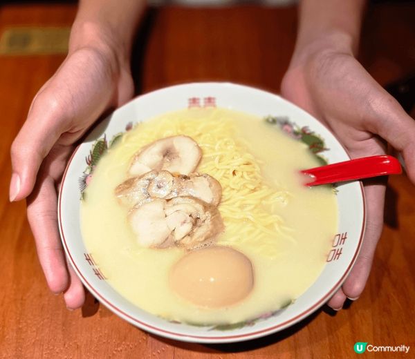 黑龍餐廳位置接近往中環方向的蘇杭街盡頭，地點方便；餐廳裝修亦...