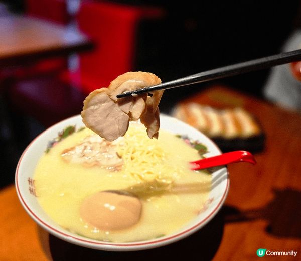 黑龍餐廳位置接近往中環方向的蘇杭街盡頭，地點方便；餐廳裝修亦...