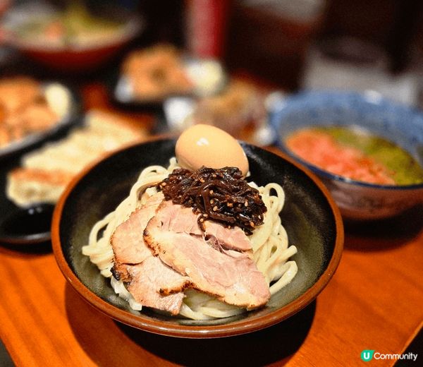 黑龍餐廳位置接近往中環方向的蘇杭街盡頭，地點方便；餐廳裝修亦...