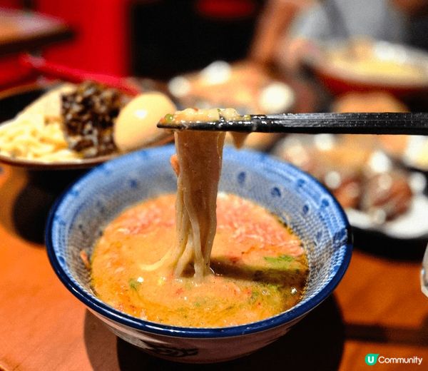 黑龍餐廳位置接近往中環方向的蘇杭街盡頭，地點方便；餐廳裝修亦...