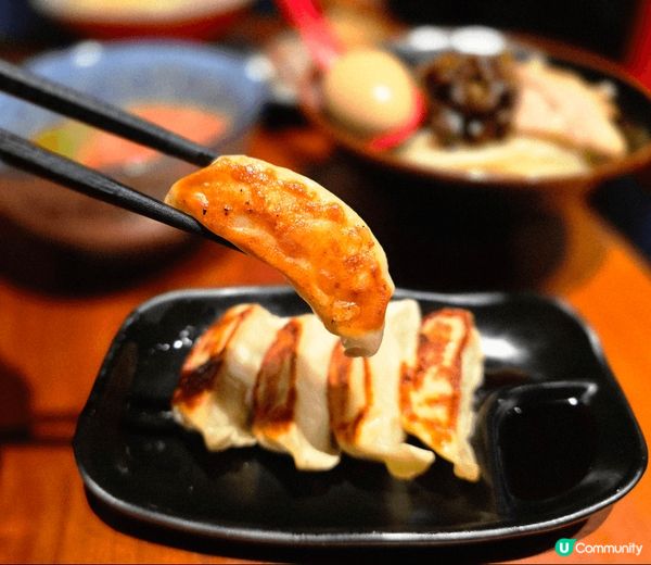 黑龍餐廳位置接近往中環方向的蘇杭街盡頭，地點方便；餐廳裝修亦...