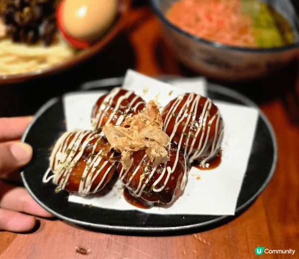 黑龍餐廳位置接近往中環方向的蘇杭街盡頭，地點方便；餐廳裝修亦...