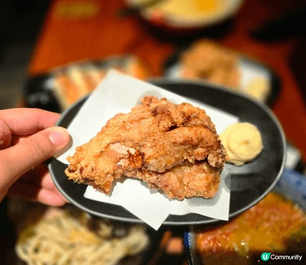 黑龍餐廳位置接近往中環方向的蘇杭街盡頭，地點方便；餐廳裝修亦...