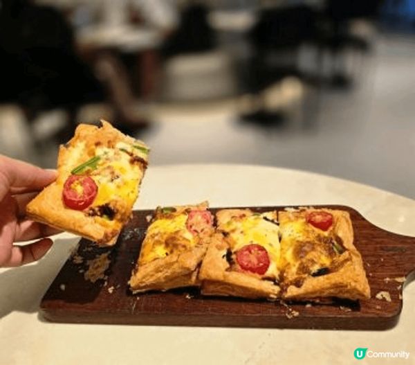 餐廳空間感十足，樓底很高，能給人一種舒適及開揚的感覺，環境乾...