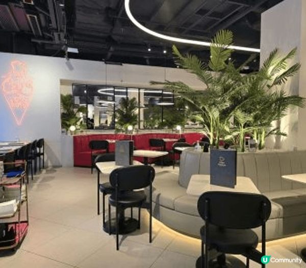 餐廳空間感十足，樓底很高，能給人一種舒適及開揚的感覺，環境乾...