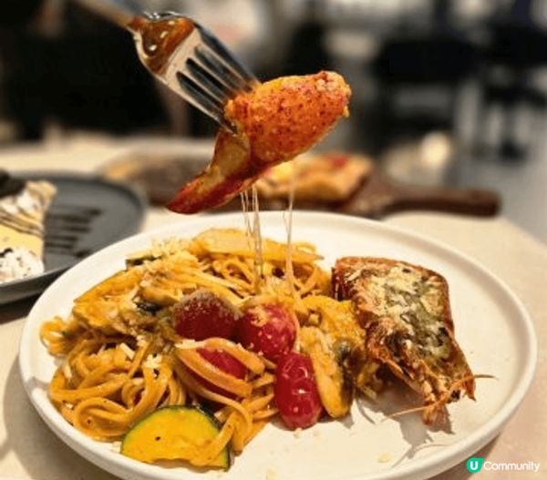 餐廳空間感十足，樓底很高，能給人一種舒適及開揚的感覺，環境乾...