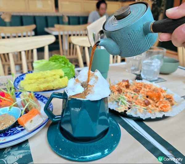 餐廳的裝修越式風味甚重，還很有現代感元素加進入來，食物風格也...