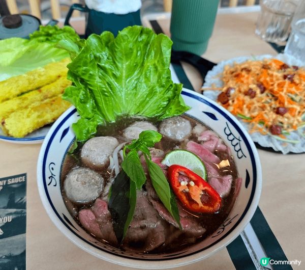 餐廳的裝修越式風味甚重，還很有現代感元素加進入來，食物風格也...