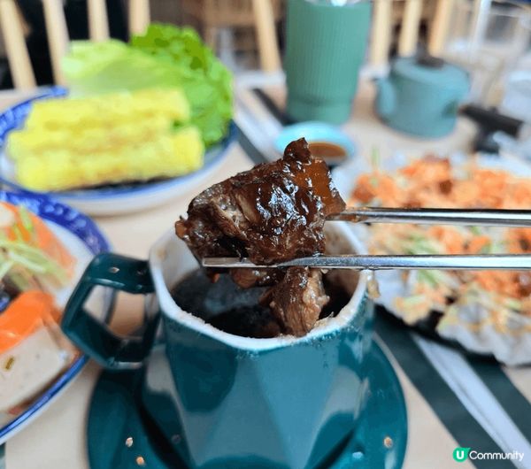 餐廳的裝修越式風味甚重，還很有現代感元素加進入來，食物風格也...