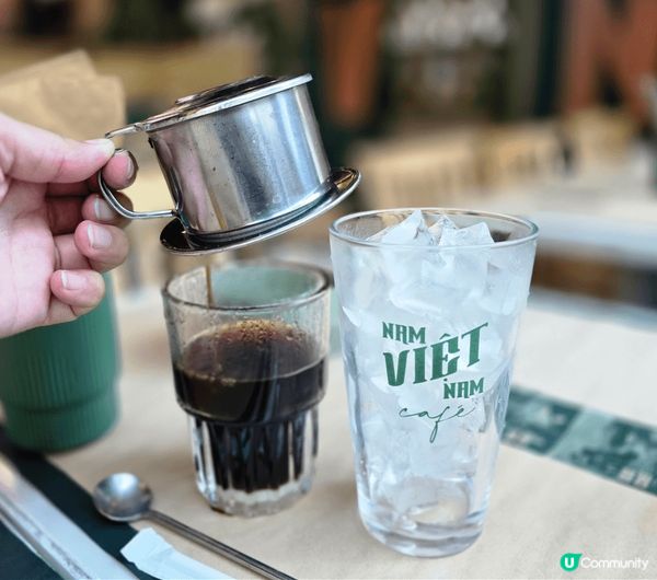 餐廳的裝修越式風味甚重，還很有現代感元素加進入來，食物風格也...