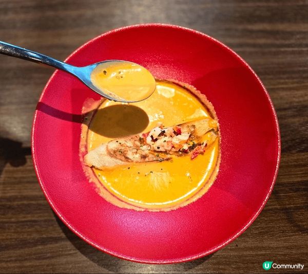 餐廳環境主要是採用自然光，柔和的陽光，令人的心情頓時感到特別...