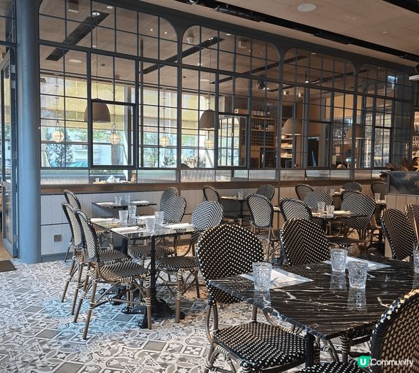 餐廳環境主要是採用自然光，柔和的陽光，令人的心情頓時感到特別...