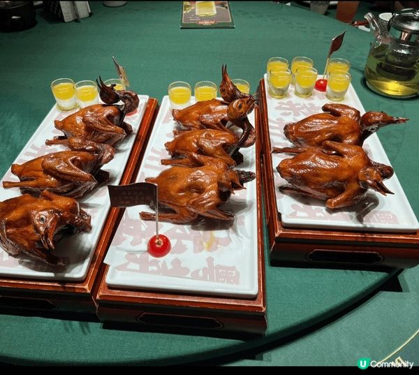 這間菜館在深圳應該已打響名堂，主打乳鴿，除了紅燒外，還有蜂蜜...