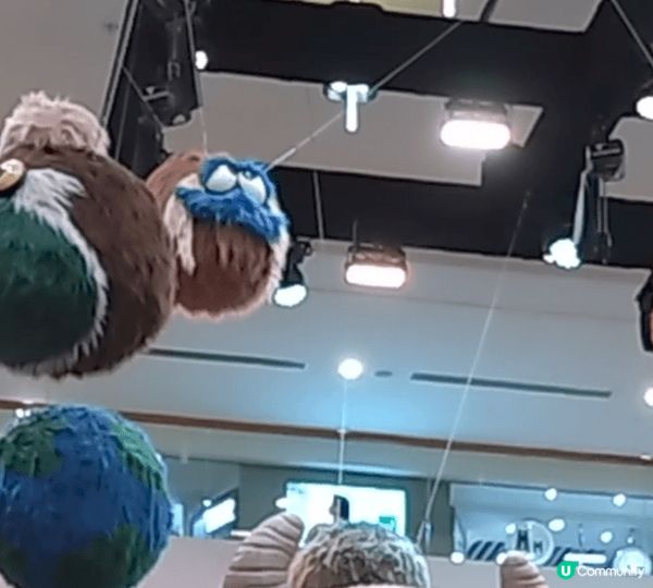 太古廣場正舉行一場盛大的聖誕慶典，聖誕奇妙村莊裡有巨型萌獸和...