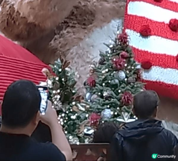 太古廣場正舉行一場盛大的聖誕慶典，聖誕奇妙村莊裡有巨型萌獸和...