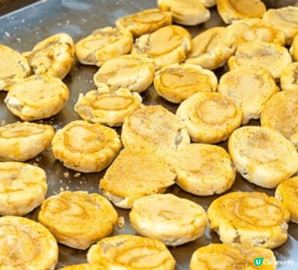 「晃記餅家」充滿懷舊感的餅盒，一塊塊傳統風味十足的餅食堆疊在...