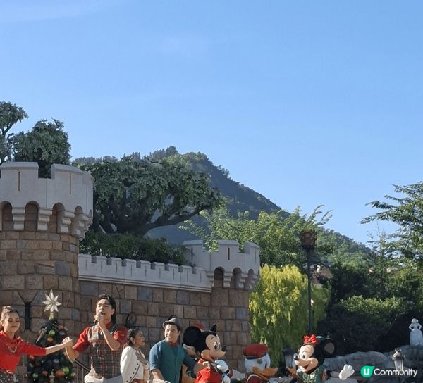 香港廸士尼面積好細，好快行完，半日也夠玩完可去附近機場夜晚飛...