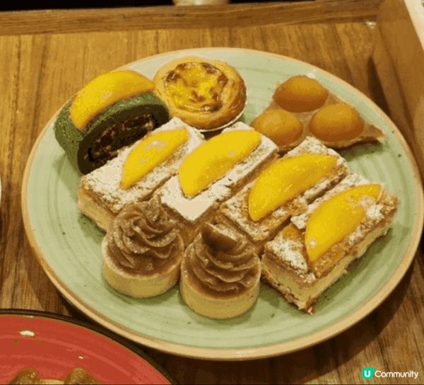 金域假日酒店自助餐的甜品選擇甚多，而很多數都好有水準，而我個...