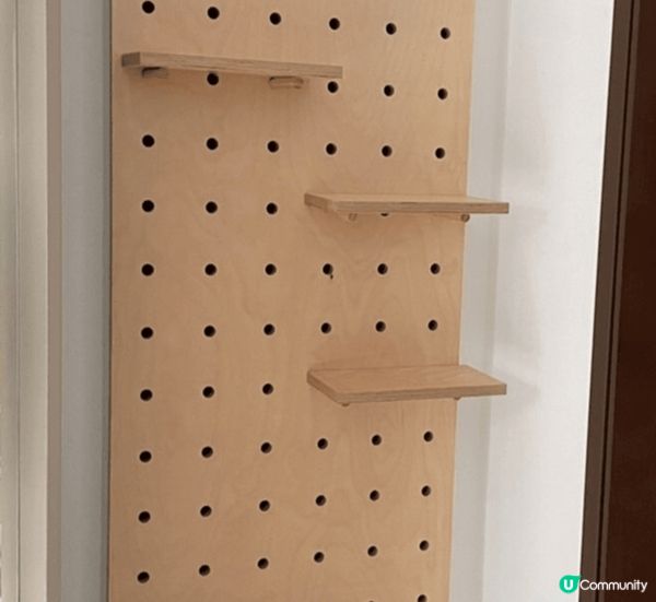 洞洞板絕對是收納神器，能夠將垂直的牆面充分利用，通過掛件，可...