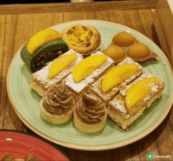 金域假日酒店自助餐的甜品選擇甚多，而很多數都好有水準，而我個...