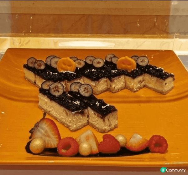 金域假日酒店自助餐的甜品選擇甚多，而很多數都好有水準，而我個...