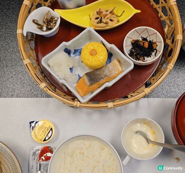 日本温泉酒店一泊二食的晚餐，無論盛物及食物，都精美豐富！另一...