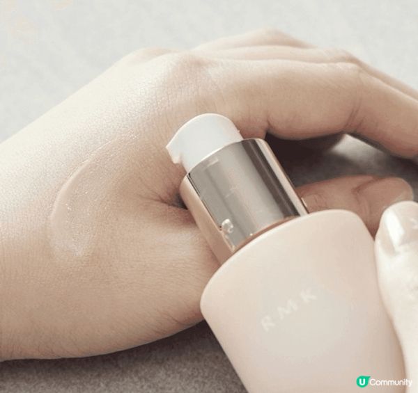 我屬於乾性皮膚，表面好油，但底層好乾，搞到經常有脫妝的場面出...