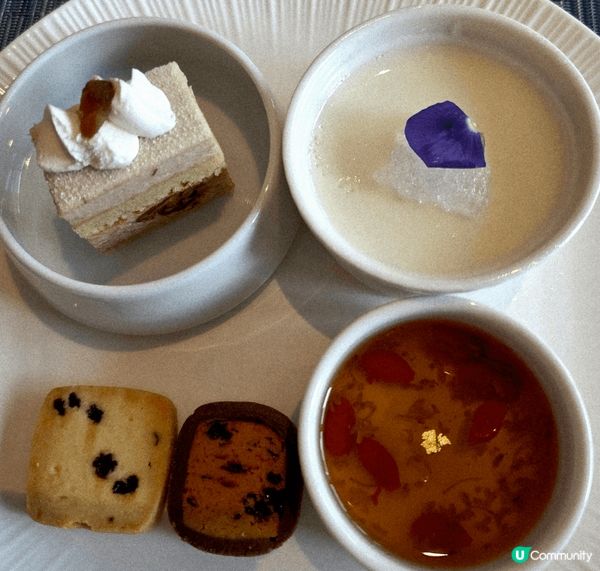 香港合和洒店自助餐，非常合適同家人聚餐的地方，座位舒適，食物...