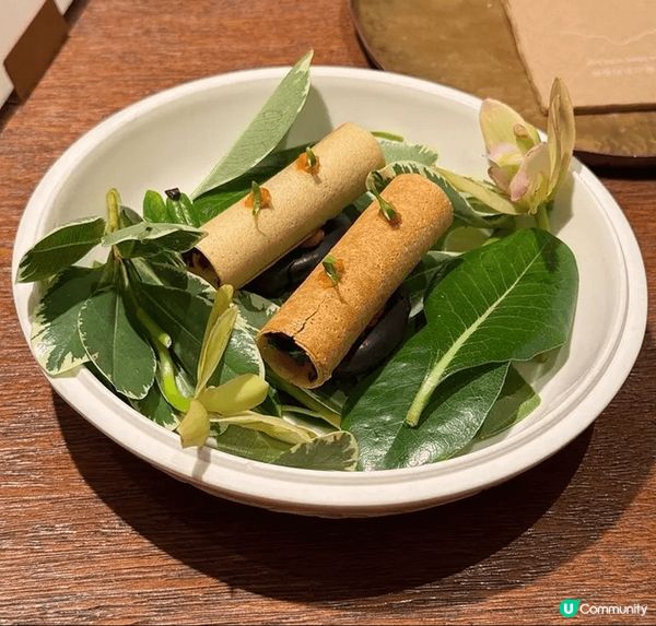 天嶼水素食料理餐廳，每一道菜都充滿特色，又精緻，而且餐廳環境...