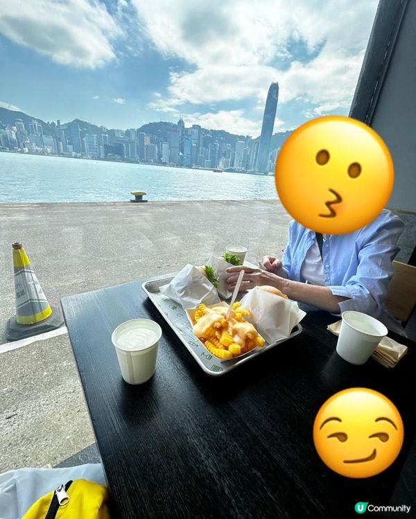 海景下享用快餐