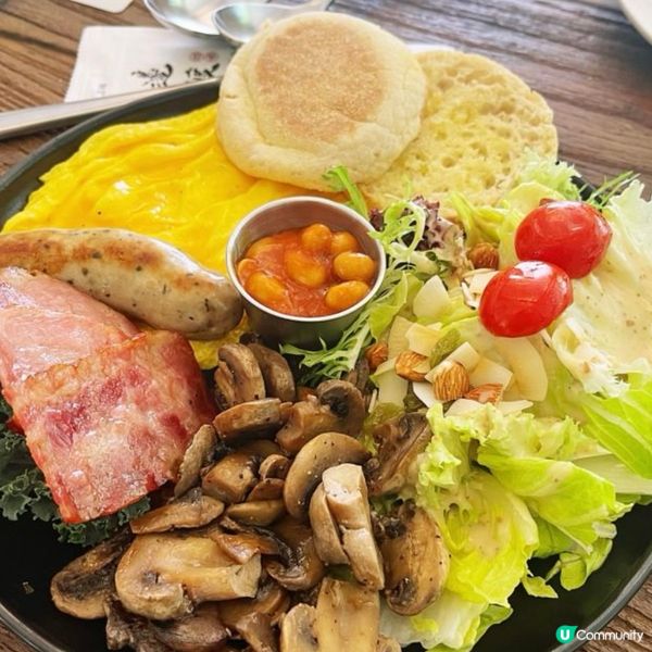很豐富的西式全日早餐，炒滑蛋、火腿午餐肉、菇類麵包等等