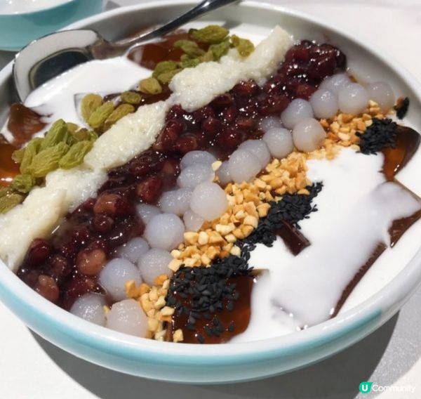 彩虹烏龍冰粉有淡淡烏龍茶香，冰粉上面鋪上紅豆、酒釀、花生、芝...