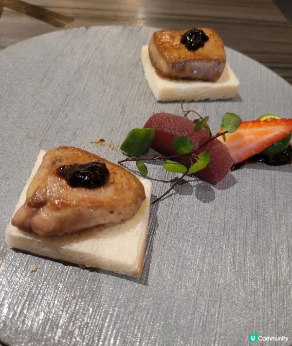 炙黑松露鵝肝壽司，真的很美味啊家人們??入口即化，鮮美鵝肝搭...