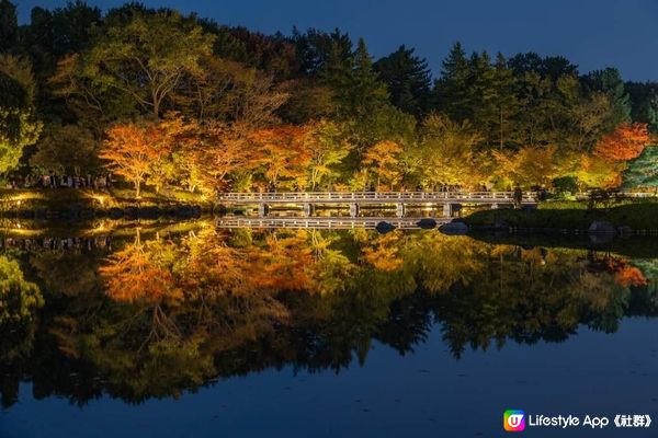 秋天公園内的日本花園