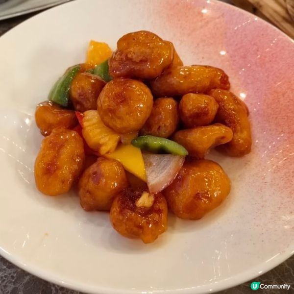 菠蘿咕嚕肉，外皮香脆酸酸甜甜很開胃，肉嫩多汁很美味