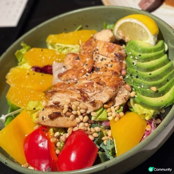 煎雞扒牛油果雜菜沙律