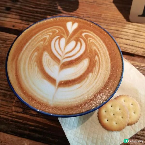 手工拉花咖啡配餅乾很窩心